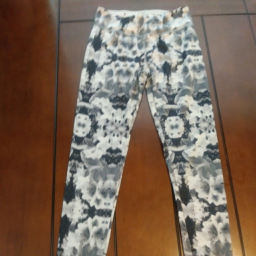 High energie yoga athletic leggings gray lilies